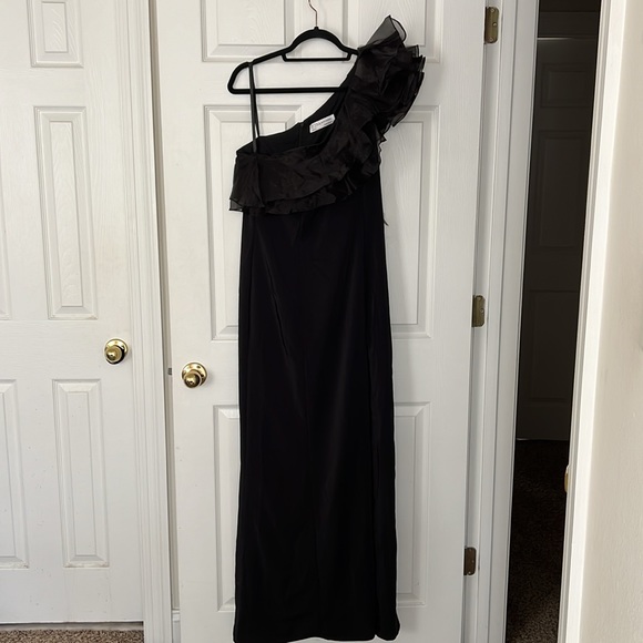 Ieena for Mac Duggal One Shoulder Ruffle Evening Gown in Black Size 10 - Picture 5 of 12